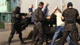 Жестокая война между группировками терзает приморский городок / Один против всех